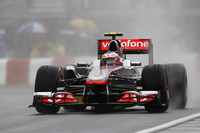 スムーズなドライビングに定評がある2009年チャンピオン、バトンだが、荒れた状況での強さにも一日の長がある。優勝した昨年の第4戦中国GPも同様に雨、セーフティカー出動でサバイバルの様相を呈していた。（Photo=McLaren）