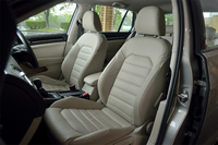 
    「TSIハイライン」では、ファブリックとアルカンターラを用いたコンビシートのほか、白っぽいベージュ（写真）や茶色、黒のレザーシートも選べる。
    