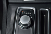 シフトセレクターは、オーソドックスなレバー式ではなく、ダイヤル式が採用されている。