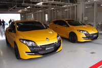鈴鹿のピットでテストの時を待つ、ルノーのハイパフォーマンスクーペ「メガーヌ ルノースポール」。