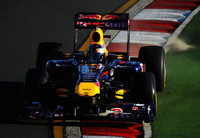 予選Q3、圧倒的な速さでポールポジションを奪ったカーナンバー1の「RB7」駆るベッテルは、レースでも独走し優勝。昨シーズンは序盤戦で勝利を取りこぼし苦しい出だしだったゆえに、幸先よいスタートを切った。ちなみに20年ぶりにGPカムバックを果たしたピレリタイヤにとっては、通算43回目の勝利となる。（Photo=Red Bull Racing）
