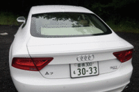 荷室容量は、535〜1390リッター。ハッチゲートの後端には、速度に応じて自動で昇降するスポイラーが備わる。手動でも操作できる。
（写真をクリックするとシートの倒れるさまが見られます）