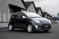 こちらは、「トゥインゴQS リミテ」。特別装備を得て、ターボエンジンを搭載する「GT」に似たルックスをまとう。