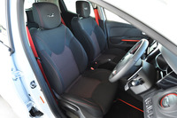 「ルーテシアR.S.トロフィー」のシート。表皮はファブリックで、R.S.のロゴマークや赤いステッチで飾られる