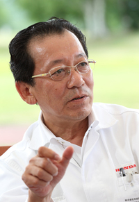 ＜プロフィール＞
    1987年、本田技研工業に入社。ボディーを設計する部署に配属され、ドアの設計を担当する。「最初に携わったのは、初めてVTECを積んだ『レジェンド』の2ドアハードトップでした」。最初にPL（プロジェクト・リーダー）を務めたのが「アヴァンシア」、LPL（ラージ・プロジェクト・リーダー）代行を務めたのが「エディックス」。いずれも玄人受けしたモデルだ。そして「ステップワゴン」のLPLを経て、次期型「フィット」の開発を託された。
    