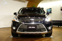 真正面から。比較的コンパクトなボディサイズながら、押しの強いフロントまわり。