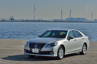 【スペック】ハイブリッド ロイヤルサルーンG：全長×全幅×全高＝4895×1800×1460mm／ホイールベース＝2850mm／車重＝1700kg／駆動方式＝FR／2.5リッター直4DOHC16バルブ（178ps/6000rpm、22.5kgm/4200-4800rpm）＋交流同期電動機（143ps、 30.6kgm）／燃費＝23.2km/リッター（JC08モード）／価格＝536万円（テスト車＝567万9200円／ボディーカラー＜プレシャスシルバー＞＝5万2500円／アドバンストパッケージ＝10万5000円／リアオートエアコン＜クーラー機能付き＞＝6万3000円／HDDナビゲーションシステム＆トヨタプレミアムサウンドシステム＝9万8700円）