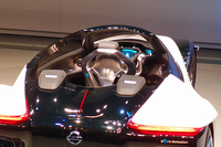 「ブレイドグライダー」の乗車定員は３人。ドライバーは中央の席に座る。
    