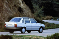 1980年代後半から2000年までアルゼンチンとブラジルの工場で作られた3ボックス仕様「ドゥナ」。イタリアにも輸出され、フィアットディーラーで販売された。一部ファンの間では、「史上最も不格好なフィアット」と、自虐的な見解も。