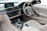 試乗車は「モダン」ライン。「オイスター」と呼ばれるベージュのインテリアカラーと「ダーク・パール」のパネルが、室内を明るく洒脱（しゃだつ）に演出する。