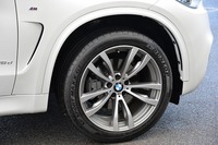 「X5 xDrive35d」では19インチタイヤが標準だが、試乗車にはオプションの20インチが装着されていた。