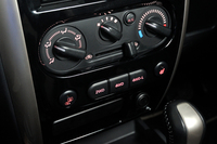 4WDシステムにはパートタイム式を採用。二駆と四駆の切り替え、ローレンジの選択などは、センタークラスター下段のスイッチで行う。