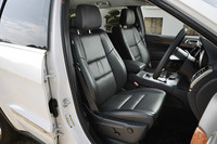 「リミテッド」は本革仕様という位置づけ。ベーシックグレードの「ラレード」は、シートがファブリック製になるなど装備が簡素化され、価格は398万円に設定される。