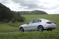 【テスト車のオプション装備】
ダブル・スポーク・スタイリング397（18インチアルミホイール）＝11万3000円／バリアブル・スポーツ・ステアリング＝6万5000円／フロント・センター・アームレスト＝2万2000円／電動ガラスサンルーフ＝17万円／ストレージパッケージ＝2万円／パーキングアシスト＝4万9000円／パーク・ディスタンス・コントロール（フロント）＝4万3000円／TVチューナー＝10万8000円／HiFiスピーカーシステム＝8万4000円／ダコタ・レザー・シート＋シートヒーティング＝28万4000円／メタリックペイント＝8万円