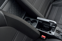 左右座席間には、小物入れやドリンクホルダー、冊子類をはさむネットなどが設けられている。（写真は手前が運転席側）