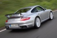 サイレンサーにチタンパーツを採用するなど軽量化に取り組んだ結果、車重はノーマルのカレラと同じ1440kgに。パワートゥウェイトレシオ＝2.72kg/psを実現した。なお、ベーシックモデル「911カレラ」は、4.43kg/psである。