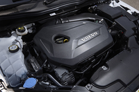 180psと24.5kgmを発生する、1.6リッター直4ターボエンジン。燃費はノーマル「V40」の「T4」と同じ、16.2km/リッター（JC08モード）を記録する。