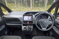 低く抑えられたインストゥルメントパネル。運転のしやすさ、広さ感の演出、見晴らしのよさを追求したという。