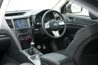 6MT仕様でもインパネにシフトインジケーターを装備、何速に入っているかを表示する。