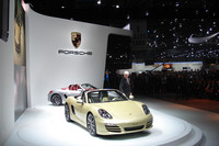 たくさんの人が集まる中で発表された新型「ポルシェ・ボクスター」。大型化したものの軽く、パワフルになった点に期待大。