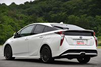 「プリウスTRD Ver.1」のリアビュー。リア中央に配置された「ハイレスポンスマフラーVer.S」のデザインが、ノーマルとの違いを強調する。