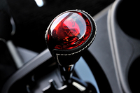 「アクアG“G's”」専用の本革巻きシフトノブ。クリスタルレッドに「G's」のロゴがあしらわれている。