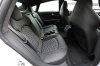 リアシートは左右独立式（乗車定員は4人）。フロントだけでなくリアシートにもシートヒーターが標準で付く。