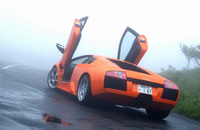 フロントが245/35ZR18、リアは335/30ZR18インチと、タイヤサイズもスーパー。