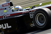 4月20日に他界したMotoGPライダー、加藤大治郎の親友である本山。右腕に喪章、マシンには故加藤選手のゼッケン「74」を付けてレースに臨んだ。