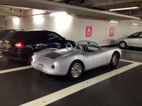 【写真8】スーパーの駐車場にたたずむ「ポルシェ550スパイダー」（もしくはそのレプリカ）。