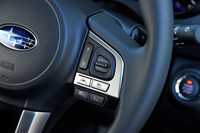 ステアリングホイールに配置された、走行モード切り替え機能「SI DRIVE」のコントローラー。クルーズコントロールの操作もここで行う。