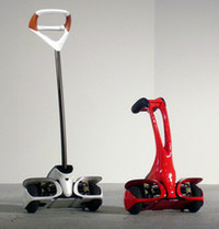 レバーを握って操縦できる「Type L」（写真左）のほかに、より短い、重心移動だけで乗るモデルも用意される。