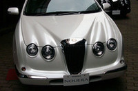 4灯ヘッドランプと縦型グリルからなるフロントまわり。ハンドメイドでFRP製だ。