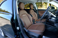 FF車の上級モデル「500Xポップスタープラス」には、レザーシートが与えられる。前席には8ウェイの電動調節機構も。