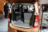 シートバックを倒すだけで、座面も自動的に沈み込む、ワンタッチダブルフォールディング機構は先代から引き継がれた。