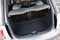 トランクのパーティションボードには「competizione」のロゴが。