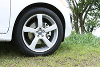 “マットシルバーブライト仕上げ”の20インチアルミホイールも、専用のデザイン。タイヤサイズは255/45R20。