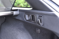 荷室の側面には、収納式のフックと、後席の背もたれを倒すためのレバーが備わる。