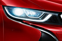 「BMW i8」に真っ赤なボディーの特別限定車の画像
