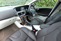 ツートンカラーでコーディネートされたインテリア。センターコンソールの「モダンウッドパネル」は2万1000円のオプション。
    