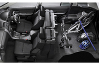 5人乗車時でもスーツケースを3個立てて収納できるというラゲッジスペースは、通常時で398リッター。写真は後席を畳んだ様子。