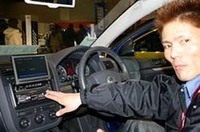 K2のデモカー、ゴルフVはアルパインのニューF#1Statusを搭載。解像度に優れた音が魅力。説明するのは同店の近藤氏。彼も期待のインストーラーだ。