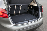 後席のシートスライドや折りたたみなどの操作は、日本車並みに楽々。