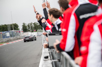 高性能モデルの「パナメーラ ターボ」はニュルブルクリンクの旧コースで7分38秒というタイムを記録している。