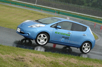 「ドライハンドリング路」を走る、「オロジック」のプロトタイプ・タイヤを履いた「日産リーフ」。雨のおかげで、期せずしてウエット性能を試すことができた。
    