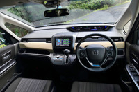 コックピット周辺の様子。天地に薄いメーターパネルや大きな三角窓がもたらす視界のよさがセリングポイント。