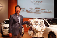 「D4」ユニットのカットモデルと、ボルボ・カー・ジャパン代表取締役社長 木村隆之氏。欧州駐在中に現地でクリーンディーゼルが急速に普及するさまを見てきたという木村社長は、日本における今後のシェア拡大に期待を寄せる。
    