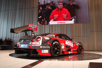 ニスモのチーム監督を務める鈴木 豊氏（写真奥のモニター内）も登壇。マシンの基本コンポーネンツはライバルと共通であることから、「エンジンと空力が勝負を決める」などと語った。
    