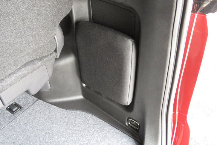 3列目シート中央のヘッドレストは使わないときはラゲッジスペース内に収められる。