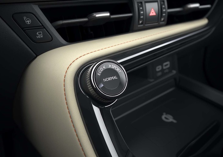 ドライブモードのセレクターは、センターコンロール上の、ステアリングホイールからすぐ手が届く位置にレイアウトされている。